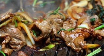 烤羊肉给美女笑刑上图片