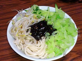 熏干炸酱面