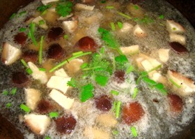 家常肉片香菇汤