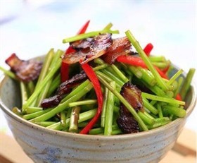腊肉豆干炒芹菜