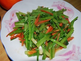 胡萝卜炒水芹