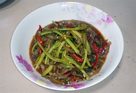 黄花菜熬茄丝