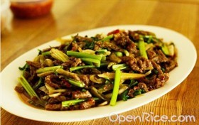 芹菜泡椒牛肉丝 