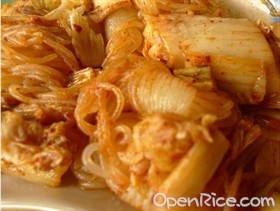 辣白菜炒魔芋丝结 