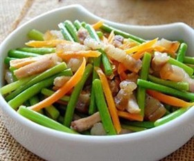 咸肉炒蒜苔