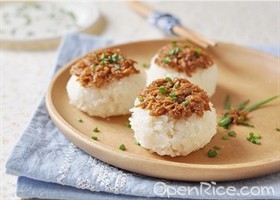 葱香鲔鱼饭团 