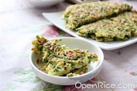 槐花炒土鸡蛋饼