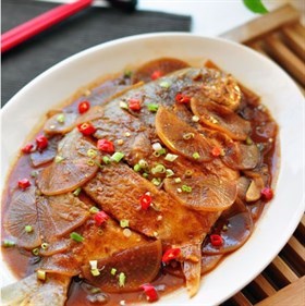 萝卜烧鲳鱼