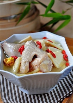 鲜笋土鸡汤
