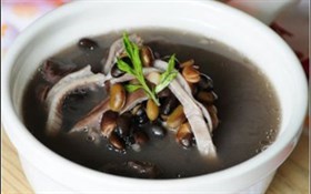 黑豆猪肚汤