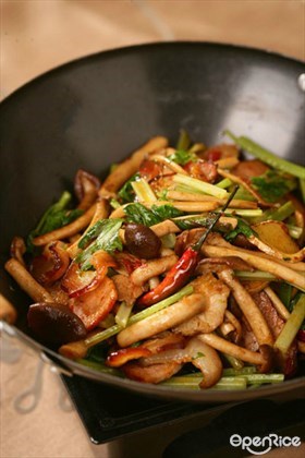 腊味茶树菇干锅