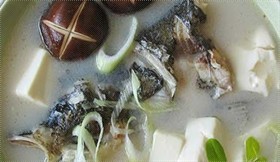 鱼头煮豆腐