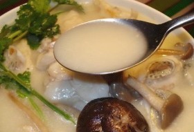 鲈鱼豆浆菌菇煲