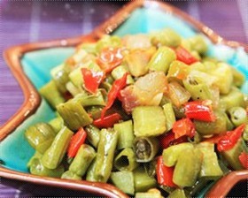 腊肉剁椒炒酸豆角