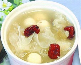 银耳莲子羹