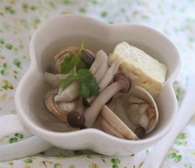 蟹味菇蛤蜊豆腐汤