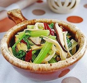 鸡腿菇炒香芹