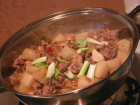 干锅啤酒鸭炖萝卜