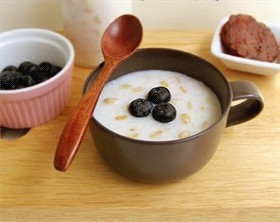 蓝莓奶香麦片粥