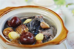 红枣白果炖乌骨鸡