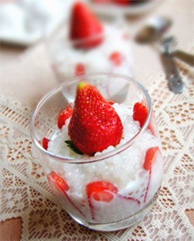 牛奶草莓西米露