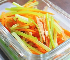 凉拌芹菜胡萝卜丝