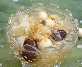 莲子红枣雪耳羹