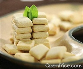 牛奶穿孔方块小饼干