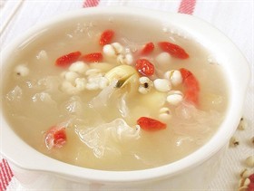 银耳莲子枸杞汤