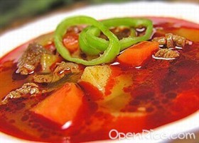 红色调味鱼汤