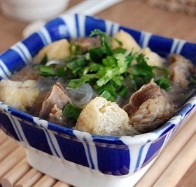 油豆腐粉丝牛腩汤