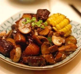 无水蘑菇红烧肉