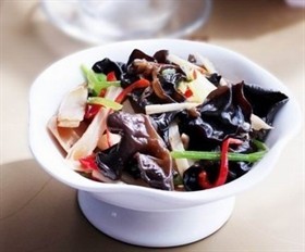 黑木耳炒莲藕